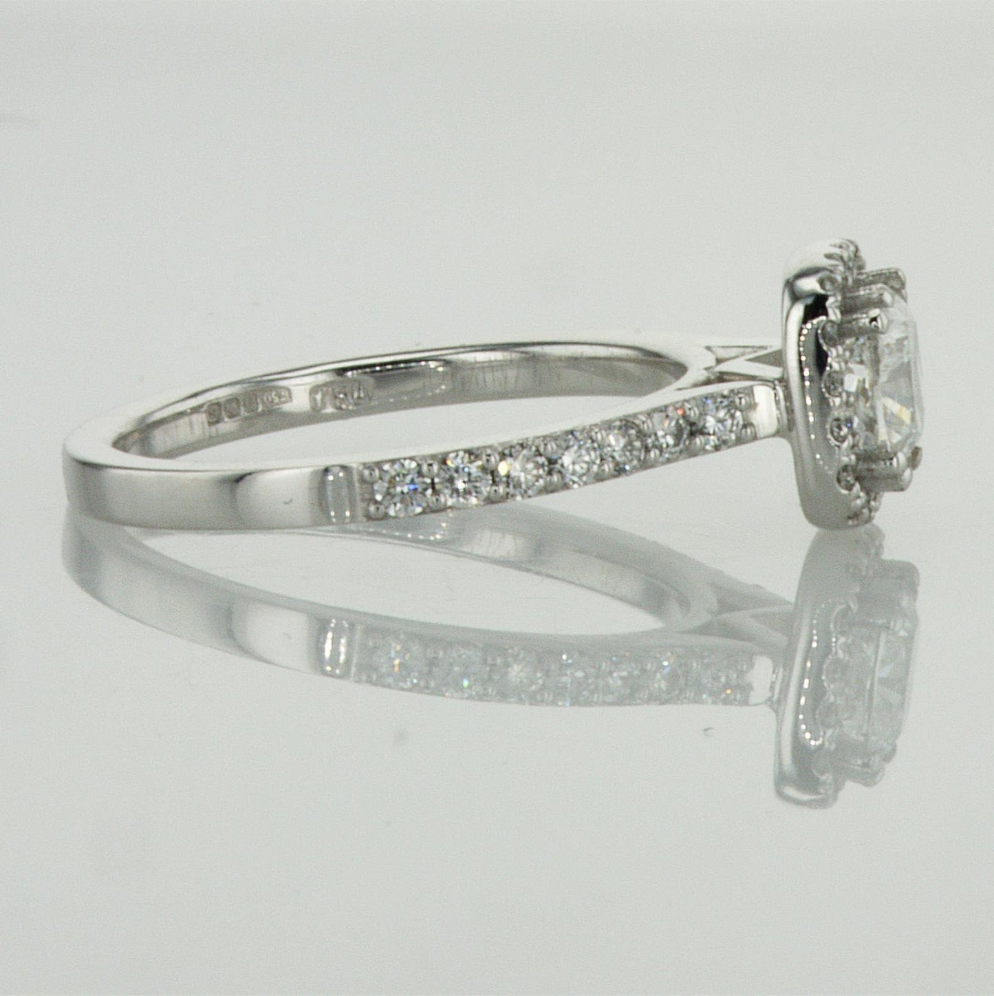 טבעת אירוסין קושן בצורת כרית 1.00 קראט