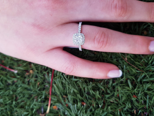 טבעת יהלום כרית הלו עם יהלומים עגולים על כתפי הטבעת 1.00 קראט